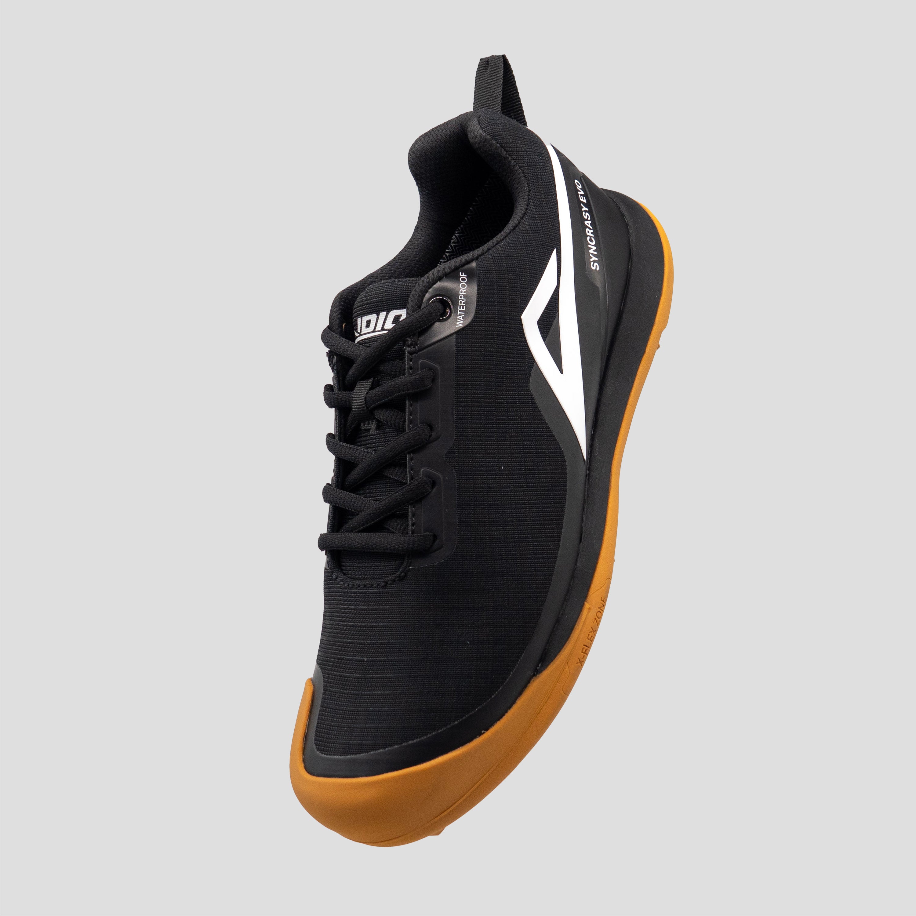 Lateral angle of a Black/Gum disc golf shoe