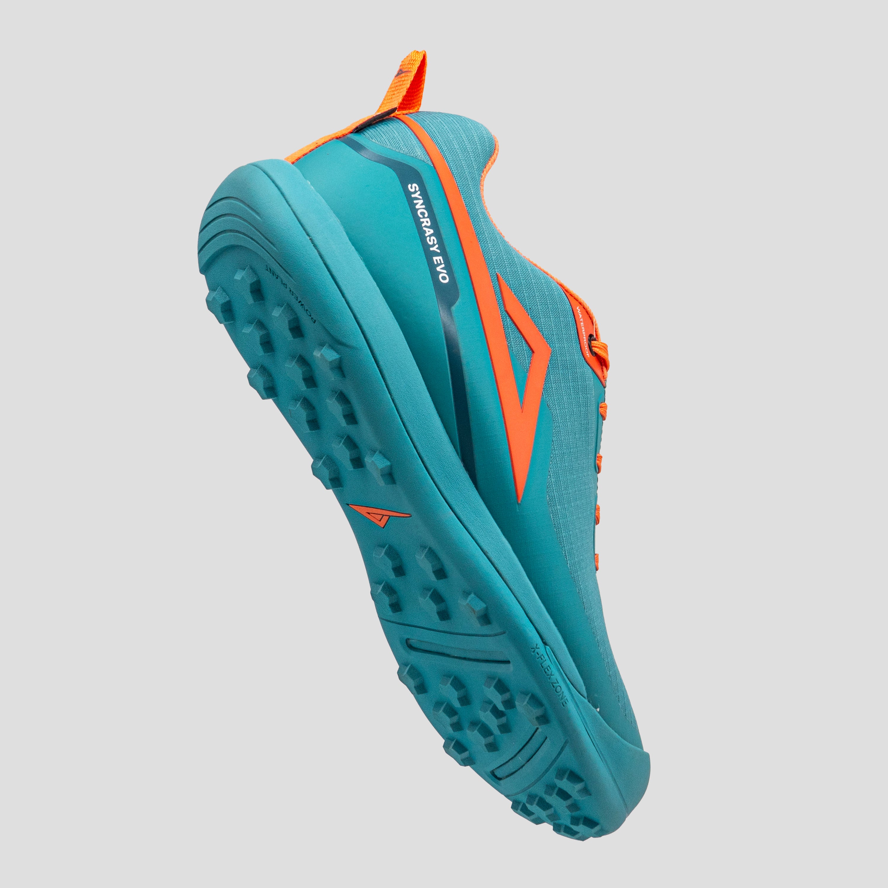 Lateral angle Blue/orange disc golf shoe